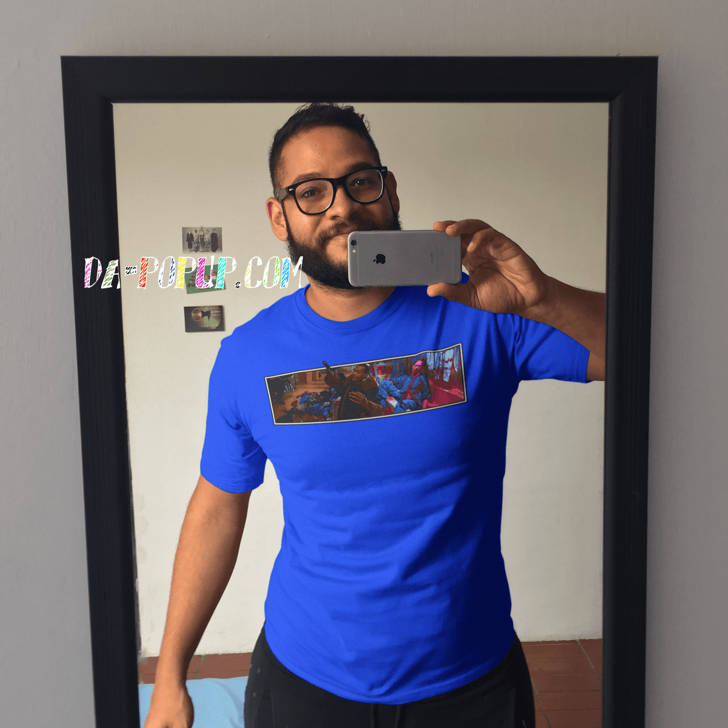 iphone smartphone facebook instgram mirror homem family pic posing happy movie horror classic glasses