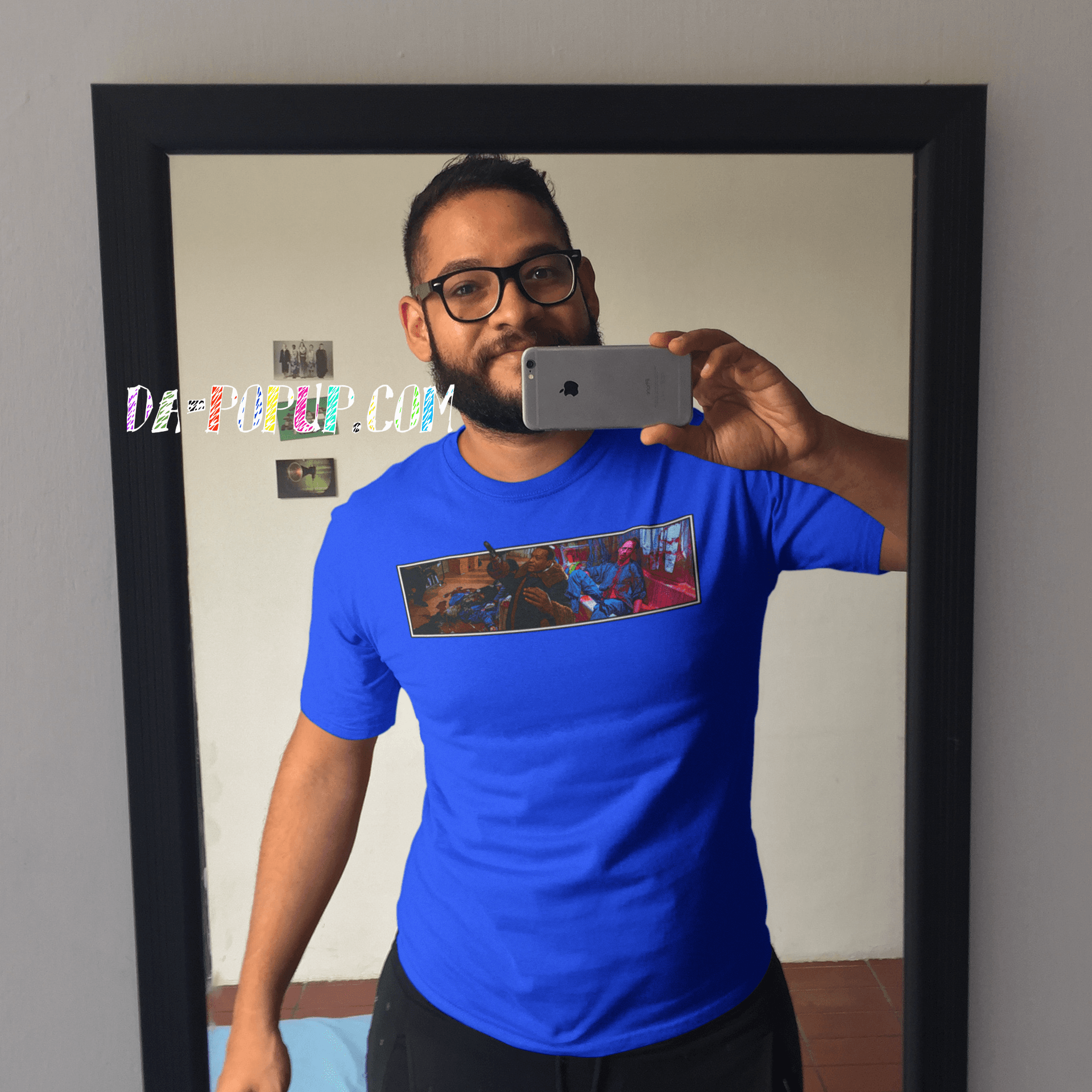 iphone smartphone facebook instgram mirror homem family pic posing happy movie horror classic glasses 